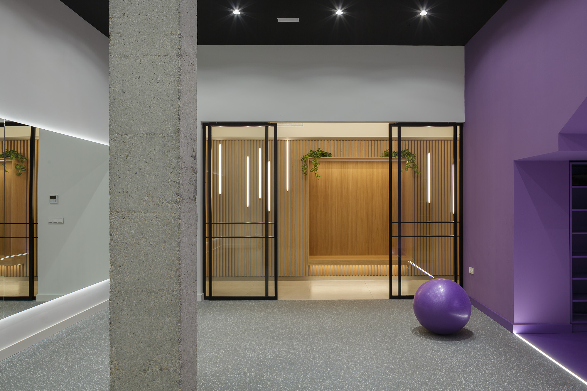 Visión interior de la sala de pilates con las puertas de hierro abiertas