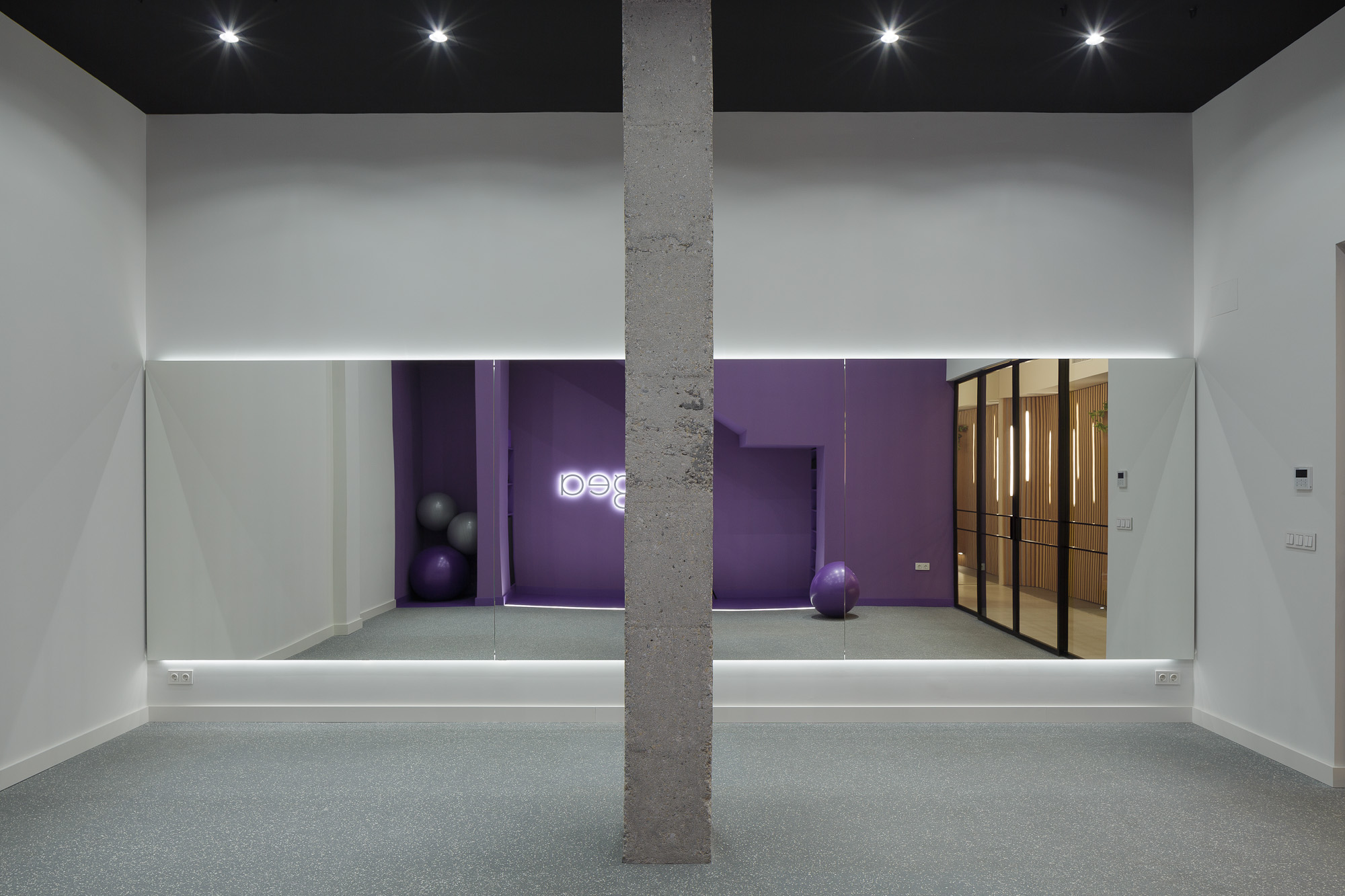 Visión frontal de la sala de pilates con el espejo con leds
