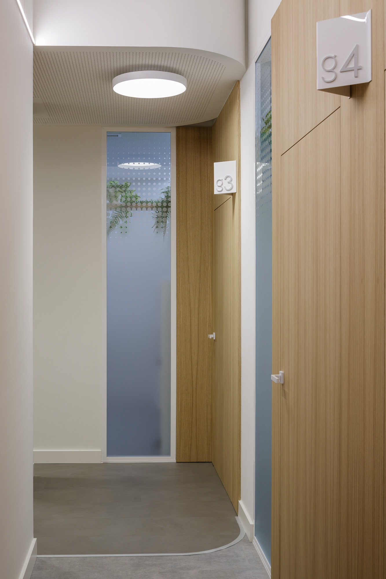 Detalle de puertas y paneles de vidrio de sala privada