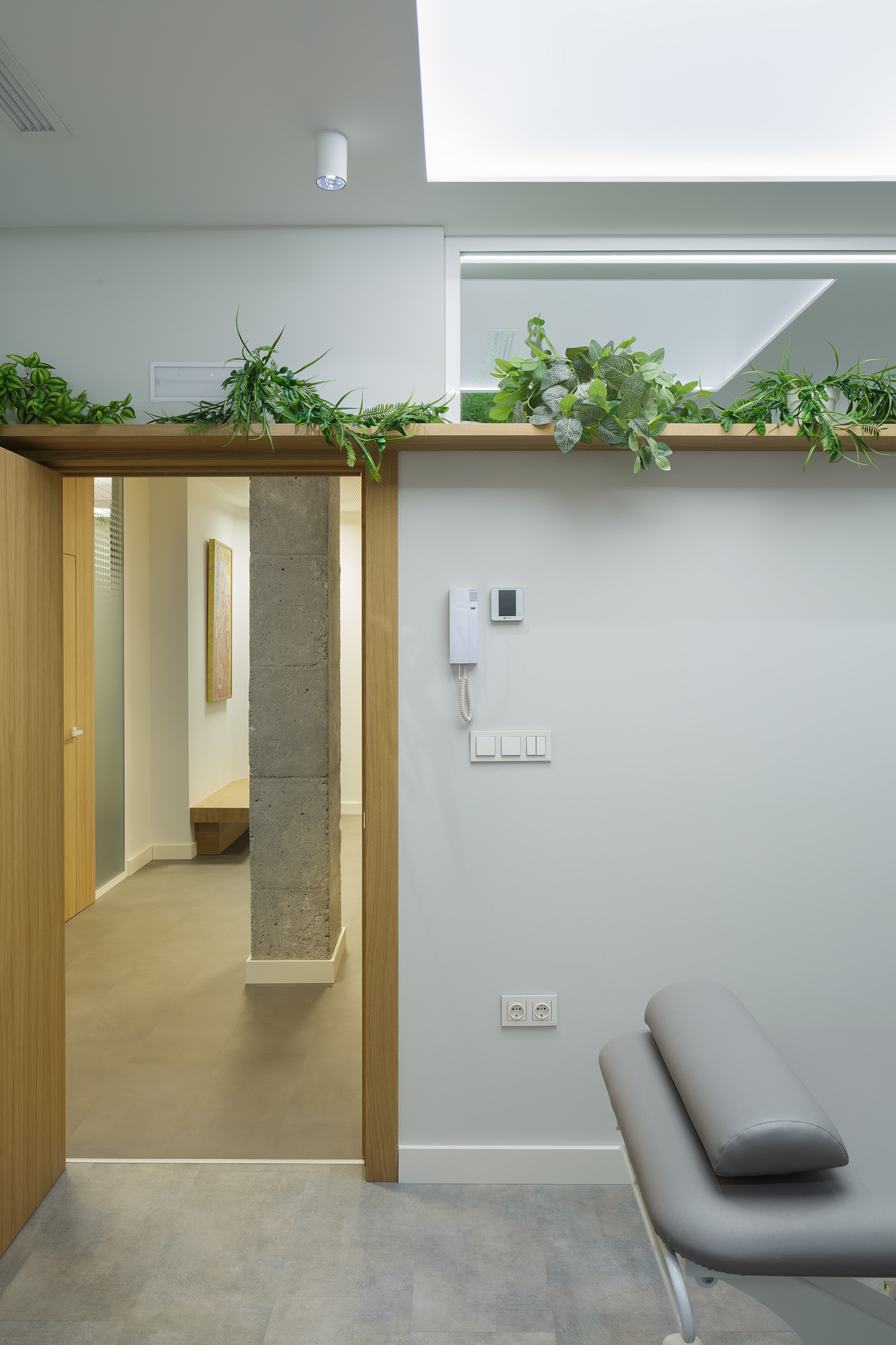 Detalle del acceso de una sala privada con vegetación