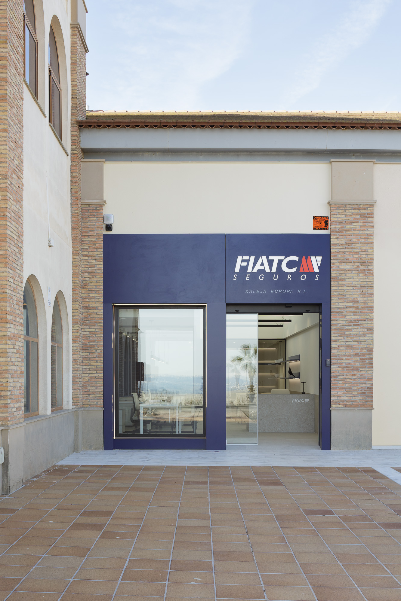 01 oficina de seguros fiatc diseño de fachada