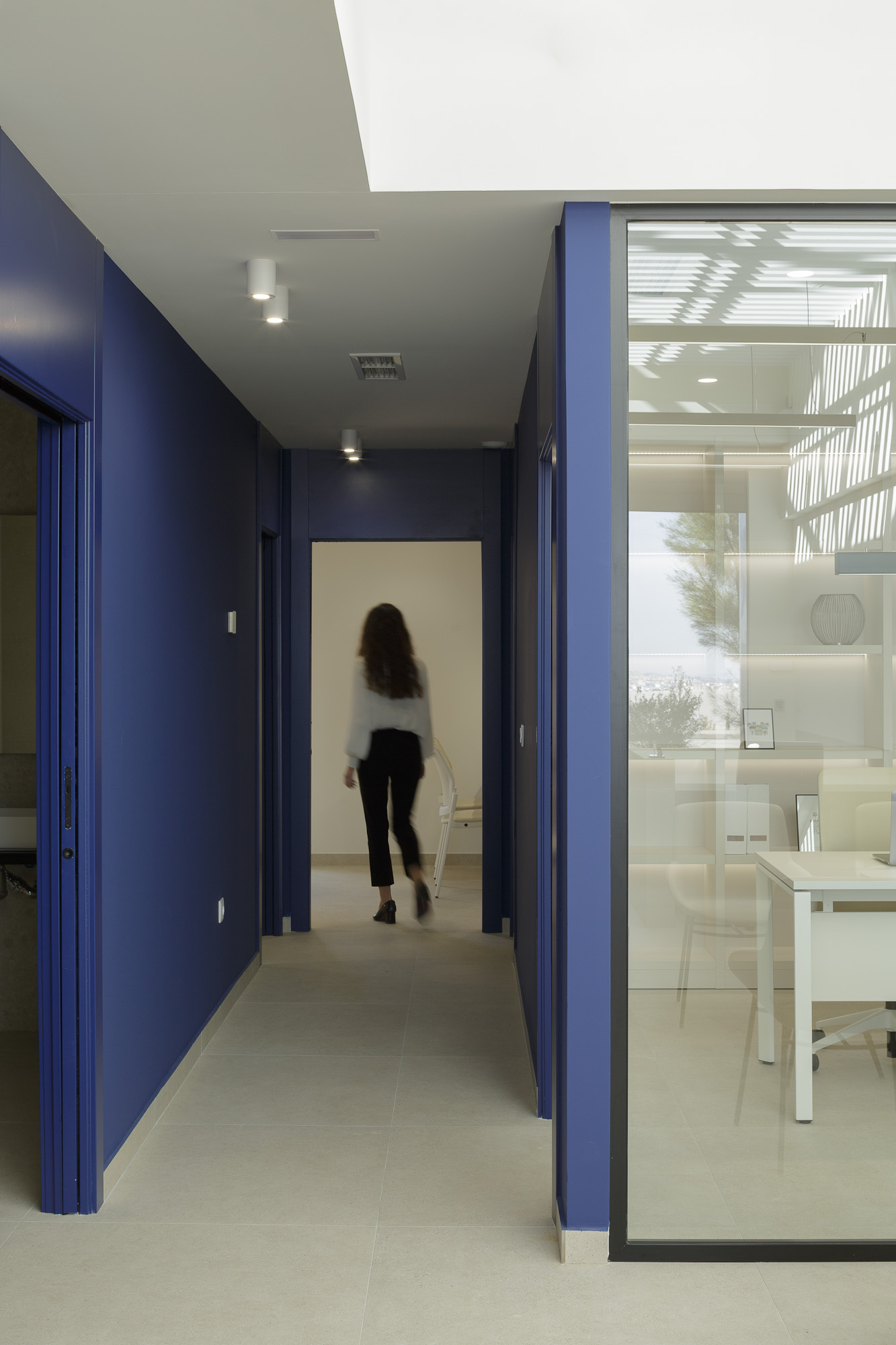 10 oficina de seguros fiatc persperctiva de pasillo hacia despacho del director