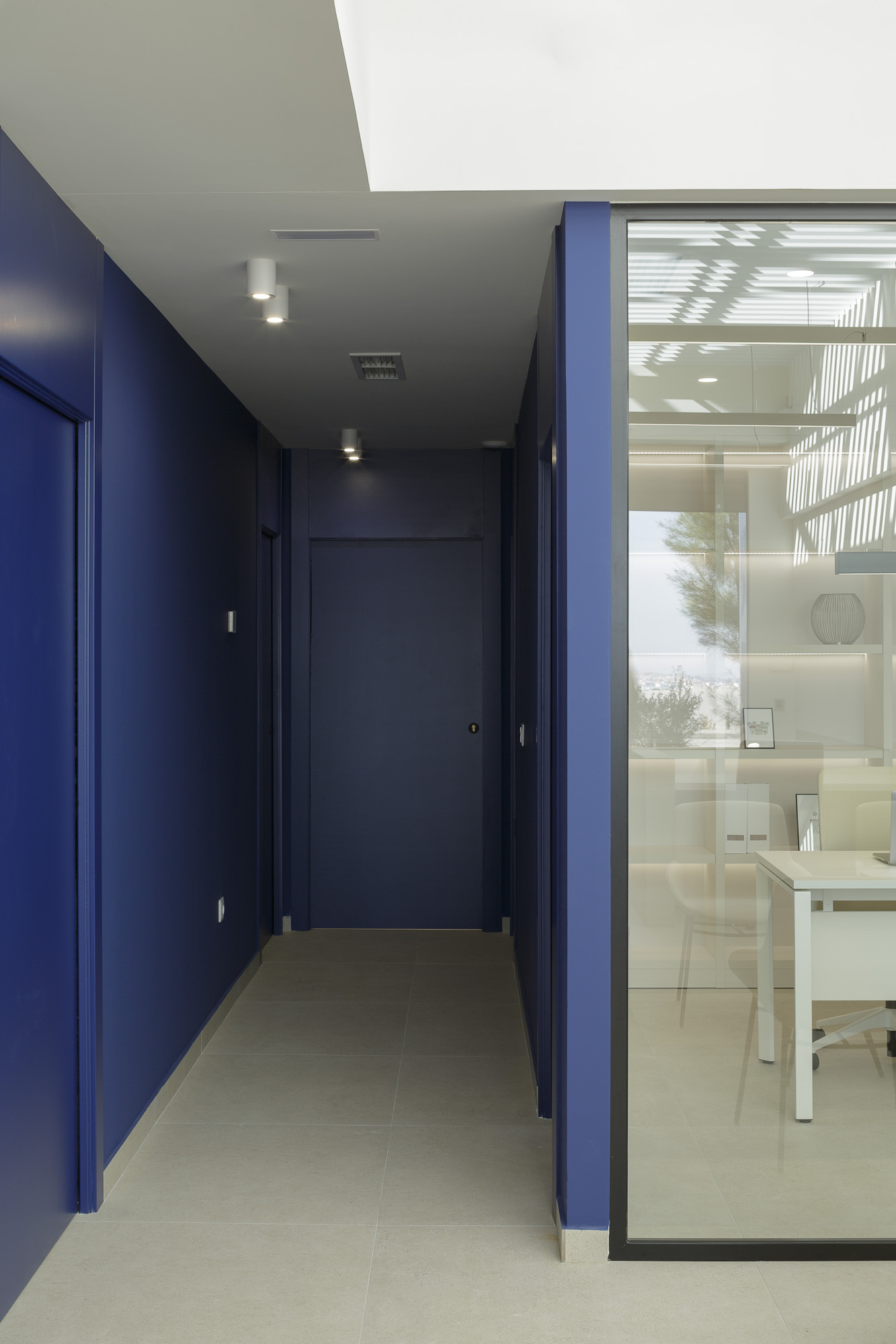 11 oficina de seguros fiatc perspectiva del pasillo de zona de despachos con la puerta cerrada