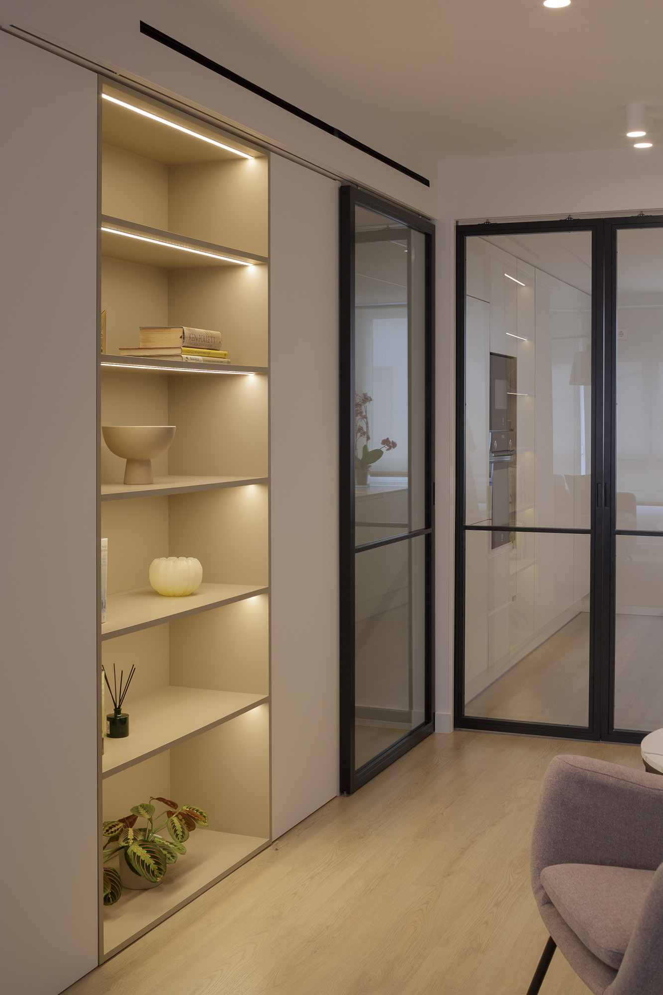 Detalle de las puertas de pasillo y cocina de vidrio cerradas