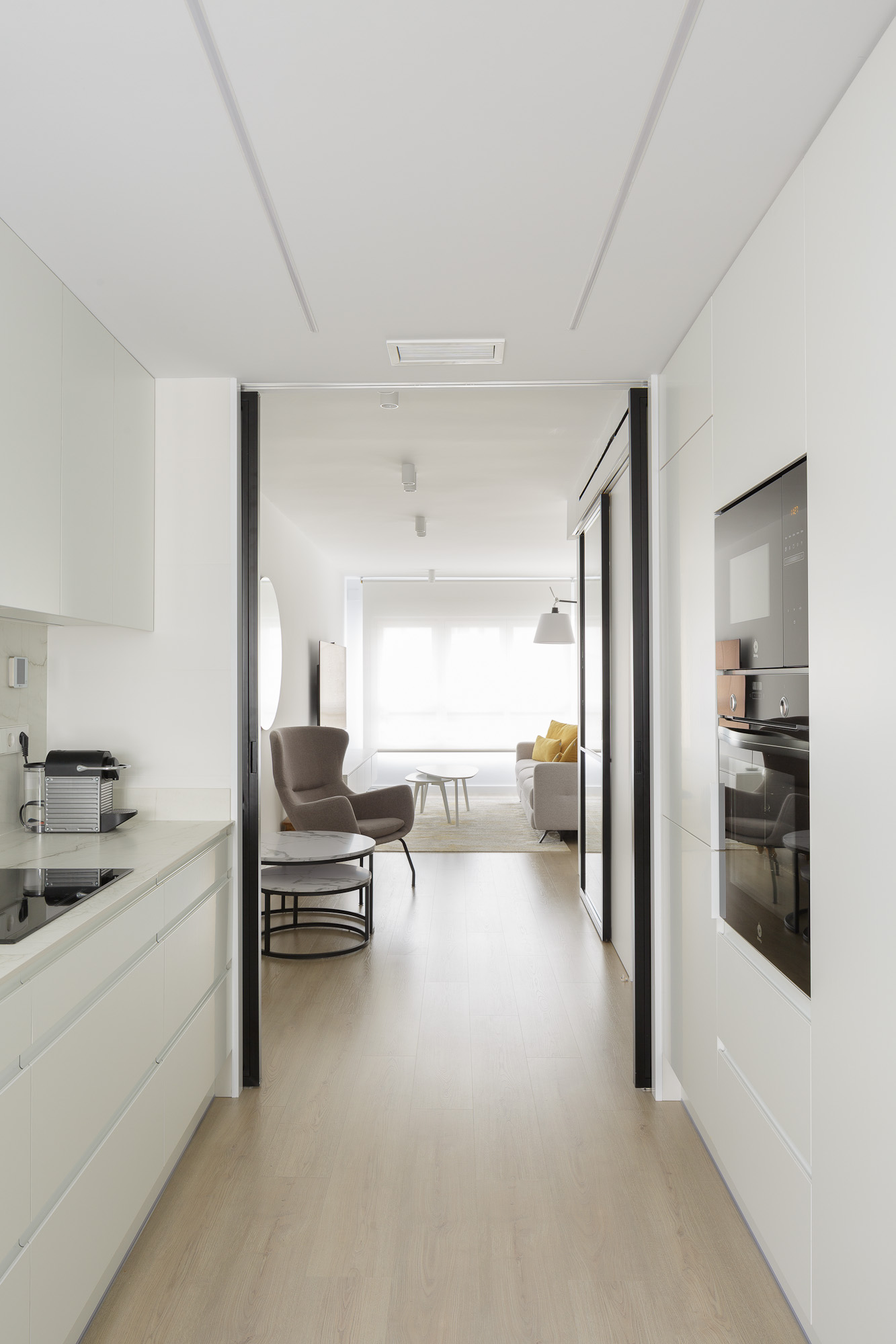 Detalle de la cocina con las puertas de vidrio abiertas