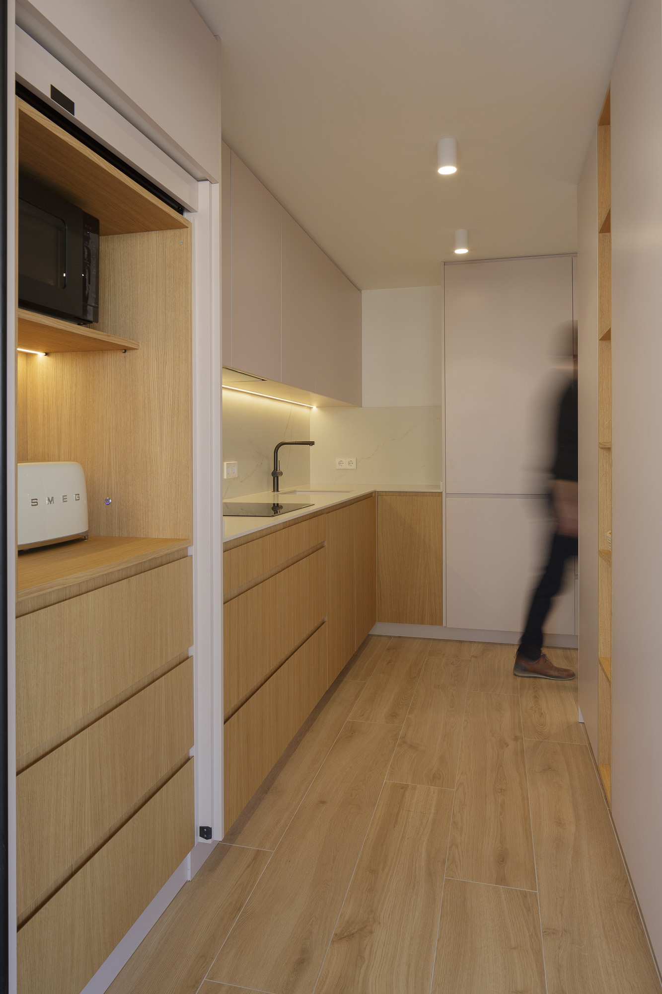 Cocina con módulo desayunador y puertas escamoteables 