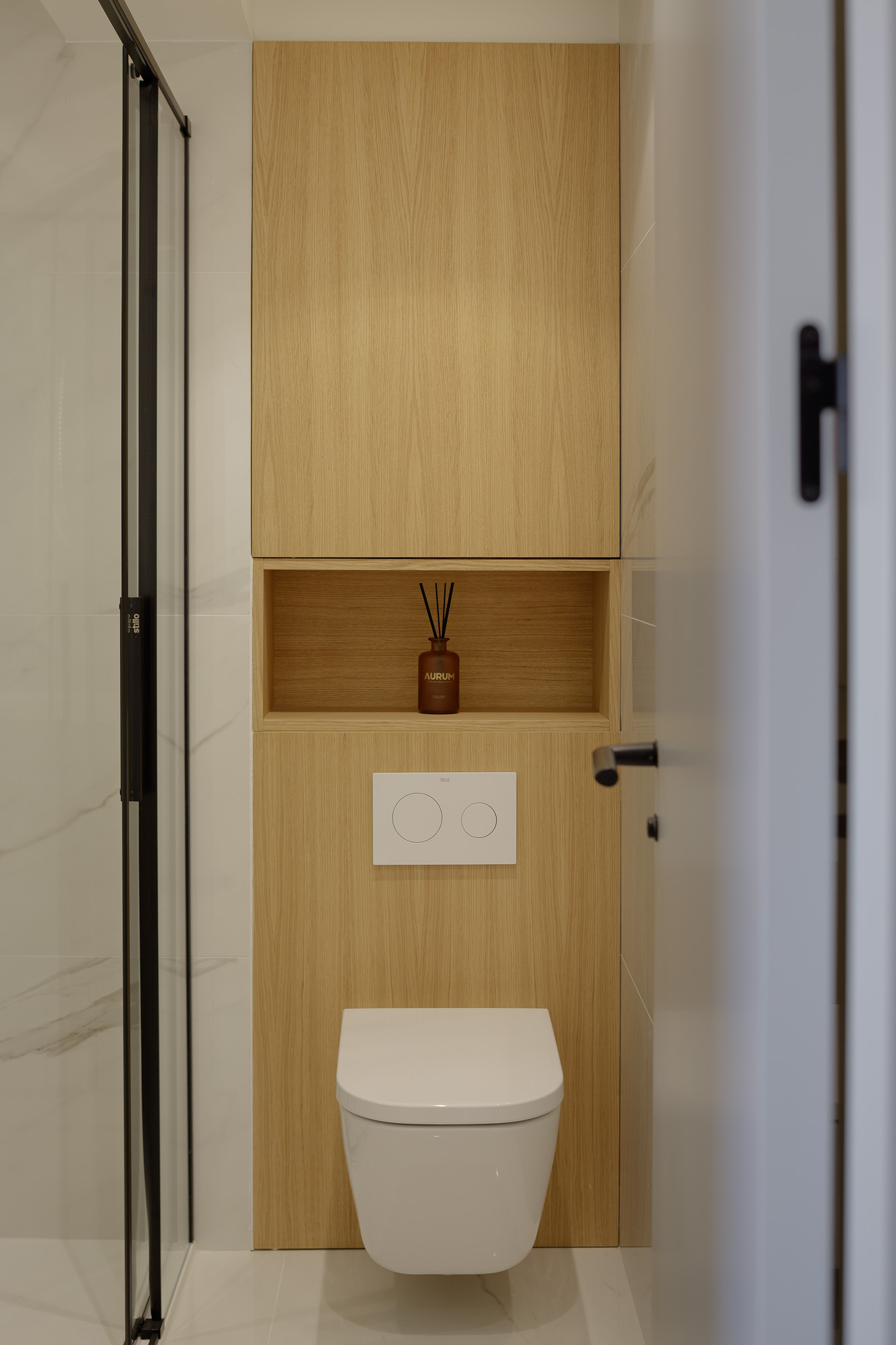 Detalle de mueble de inodoro