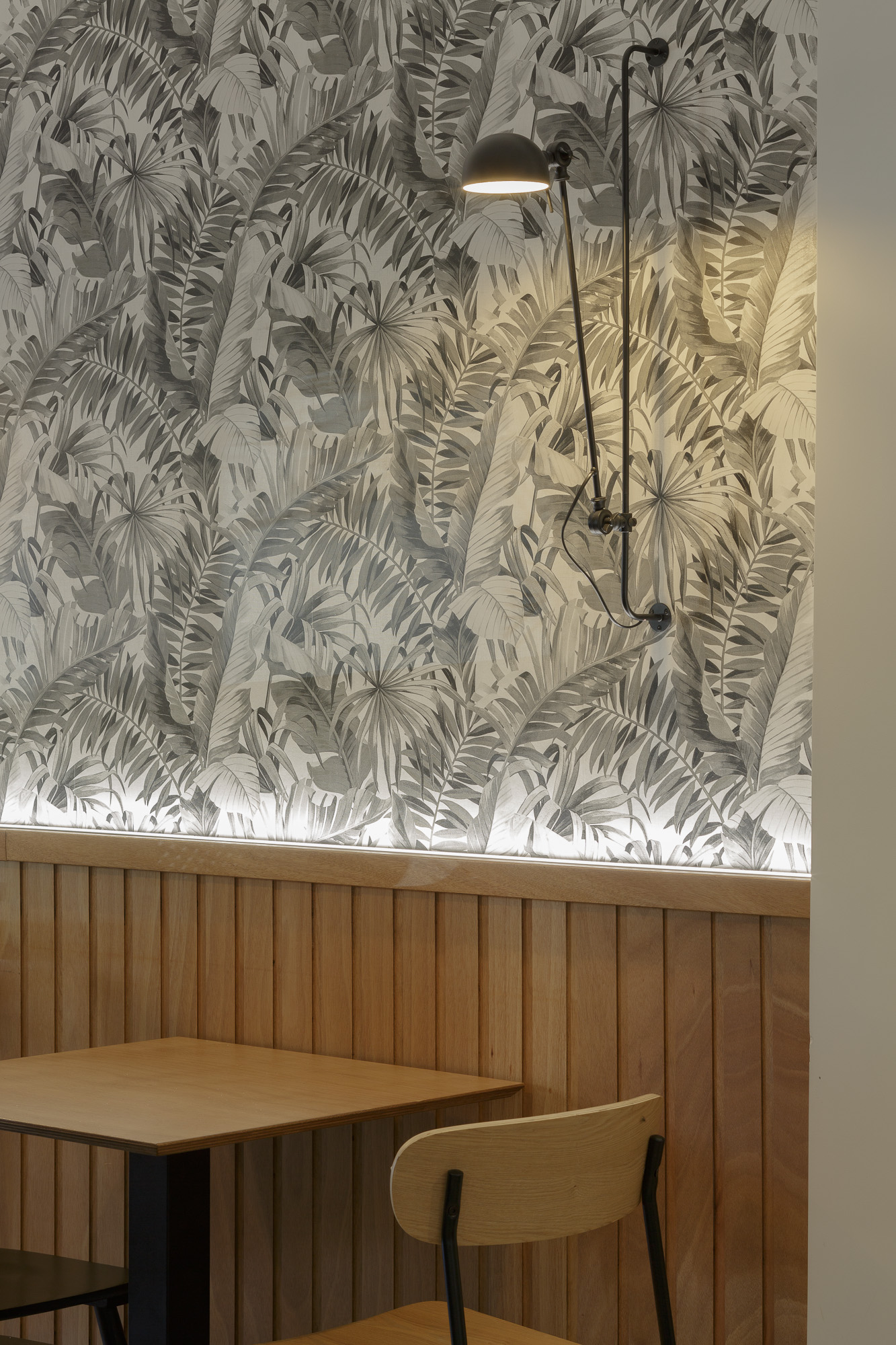 Detalle de papel pintado e iluminación