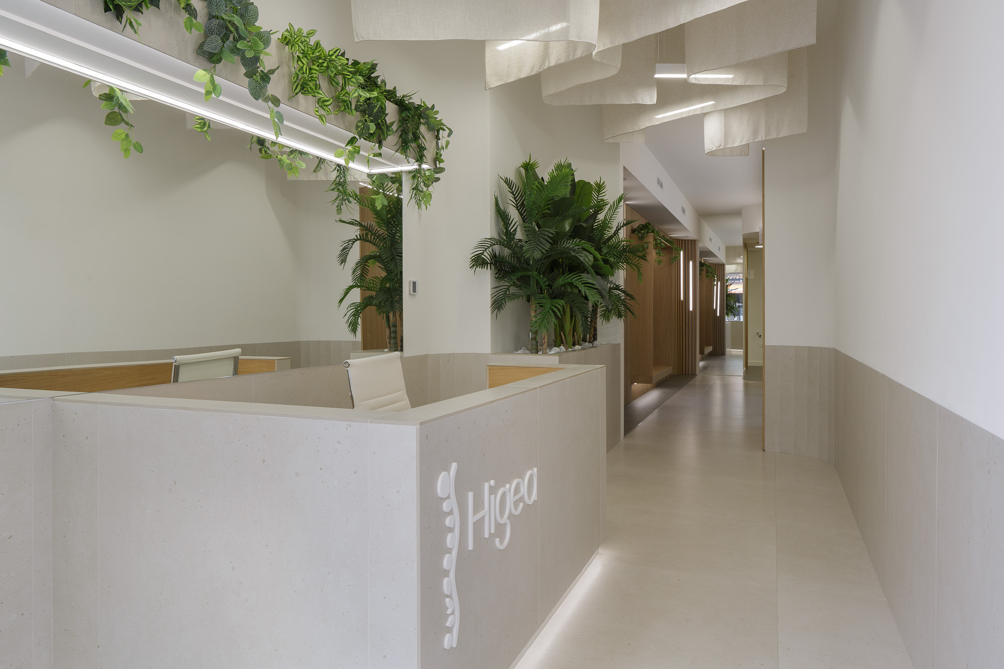 Diseño de la recepción con vegetación