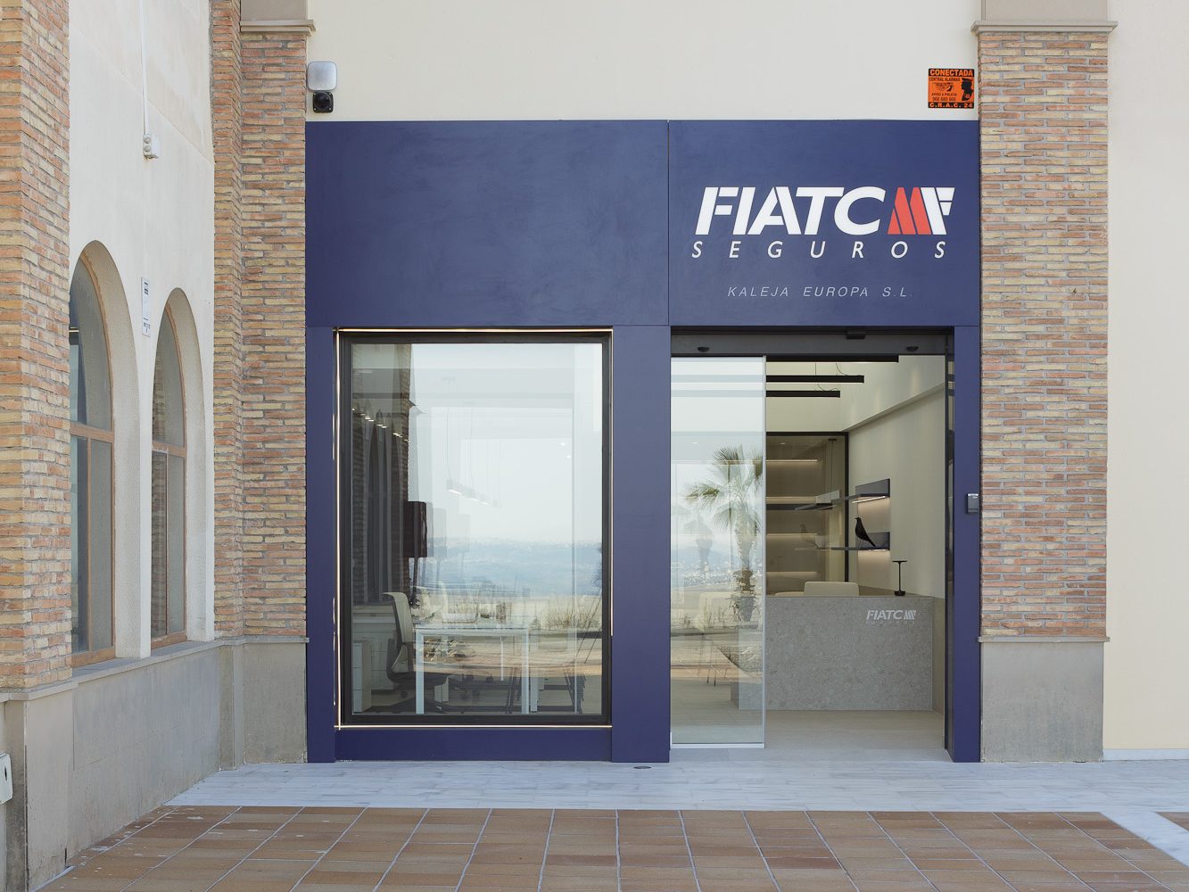 01 oficina de seguros fiatc diseño de fachada
