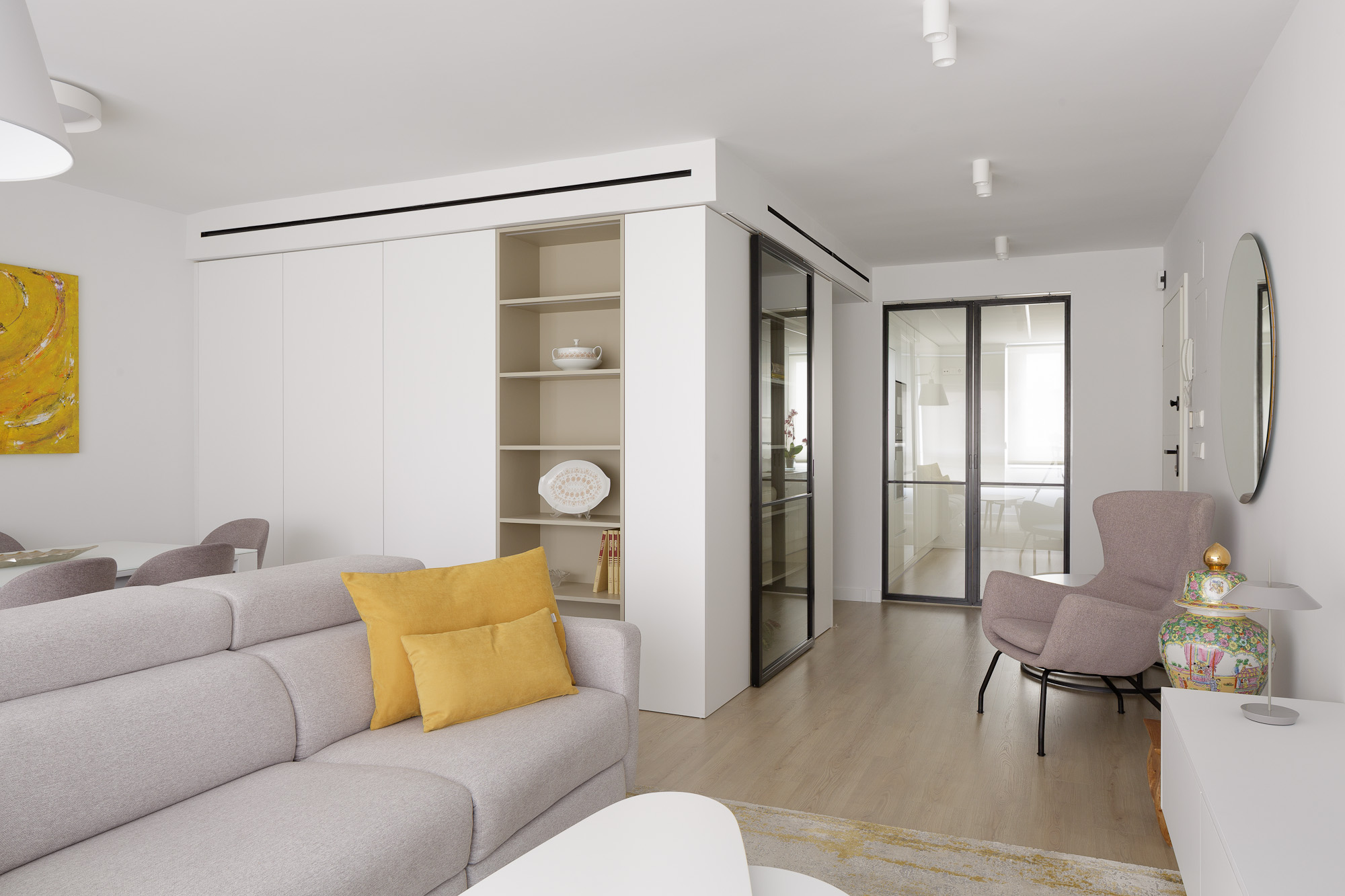 Reforma e interiorismo de salón con estanterías a medidas